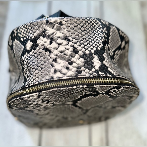 🐍 Snake Print Backpack - Picture 4 of 4